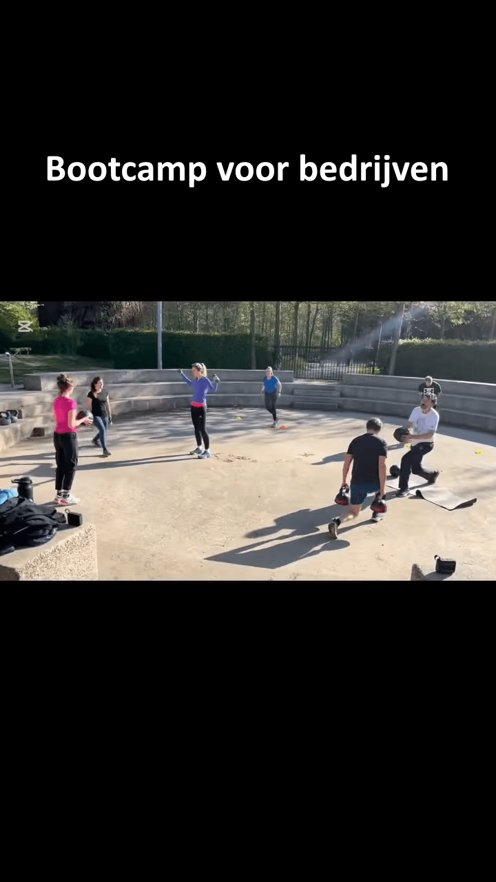 Outdoor bootcamp sessie in een park